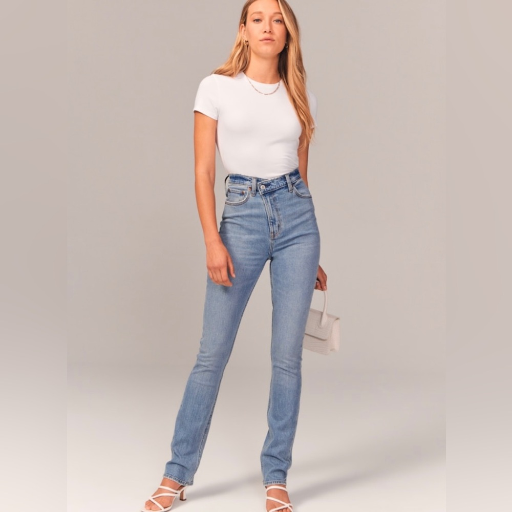 Abercrombie and Fitch 90’s Slim Straight Ultra High Rise jeans in size 8 (29)L
